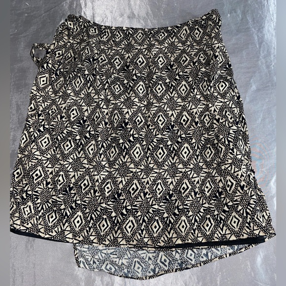 Intriguing Threads mini wrap skirt, unique design,color black,tan, size 12 - Picture 3 of 3